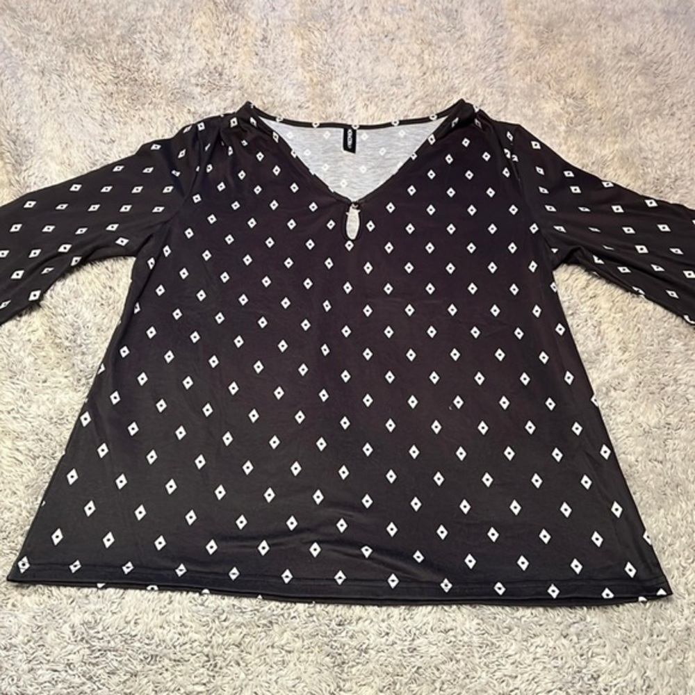 Woman’s shirt with 3/4 length sleeves. Diamond shapes on front/back. Size XL